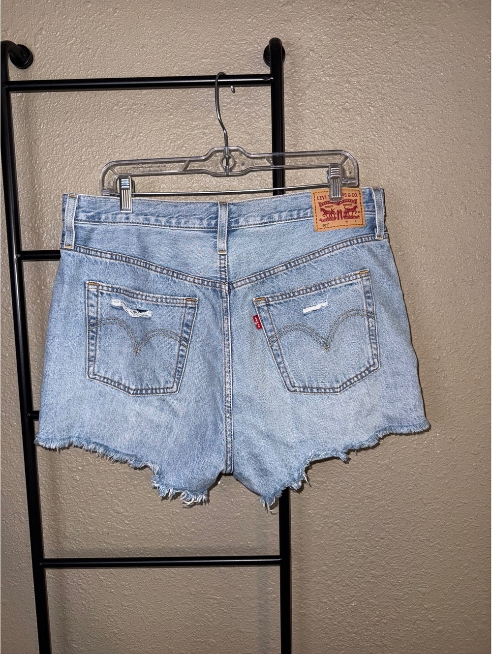 Levi 501 Women's Light Wash Distressed Denim Shorts Size W32
